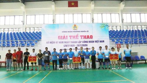 Ban tổ chức trao giải Nhất, giải Nhì, giải Ba cho các đội đạt giải nội dung bóng chuyền.