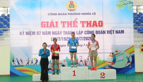 Ban tổ chức trao giải Nhất, giải Nhì, giải Ba cho các đội nội dung chạy cự ly 200 m đối với nữ.