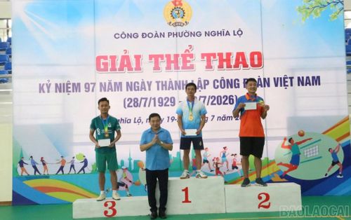 Ban tổ chức trao giải Nhất, giải Nhì, giải Ba cho các đội nội dung chạy cự ly 200 m đối với nam.