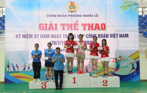 Trao giải cho đôi nữ nội dung pickleball.