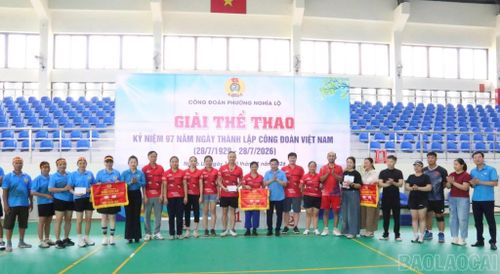 Ban tổ chức trao giải Nhất, giải Nhì, giải Ba cho các đội ở nội dung kéo co.