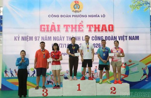 Trao giải cho đôi nam nữ nội dung pickleball.