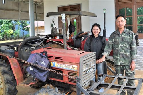 Ông K’Lít cùng cháu gái bên 2 chiếc máy cày trong nhà ông