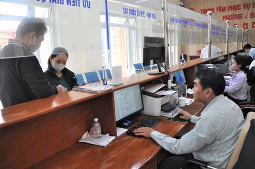 Người dân đến làm thủ tục hành chính tại Trung tâm Phục vụ hành chính công phường 2 Bảo Lộc