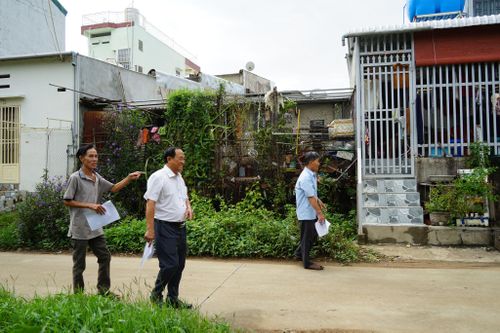 Ông Sy cùng cán bộ thôn đến từng nhà vận động Nhân dân thực hiện chính sách của Đảng và Nhà nước.