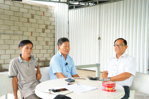 Mỗi khi thôn có việc, ông Lỷ A Sy cùng với cán bộ thôn, người cao tuổi bàn bạc để hỗ trợ cho địa phương.