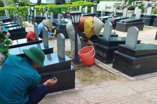 Lau chùi các phần mộ