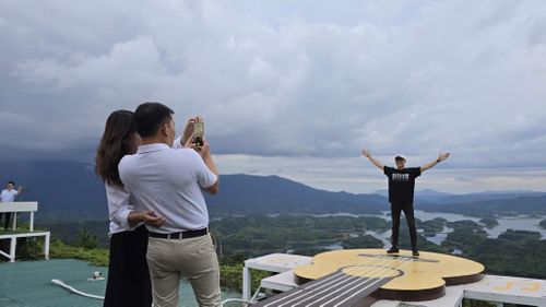 Khách du lịch check - in trên hồ Tà Đùng.