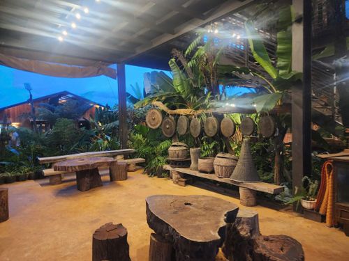 Không gian trưng bày nhạc cụ và các vật dụng của người M'nông ở Tà Đùng