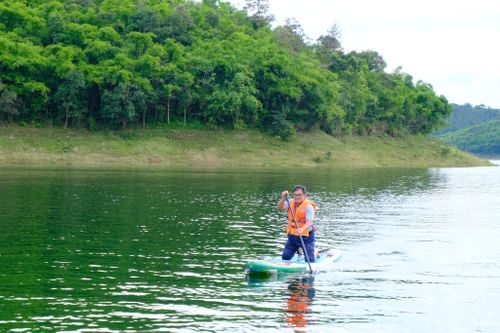Du khách trải nghiệm chèo thuyền kayak trên hồ Tà Đùng. Ảnh tư liệu