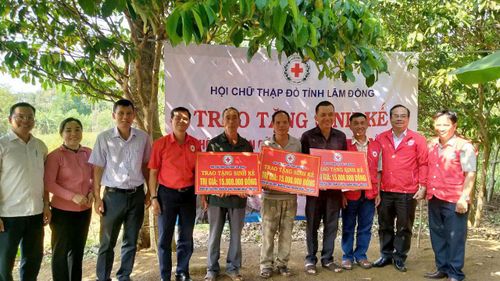Trao tặng sinh kế cho người dân
