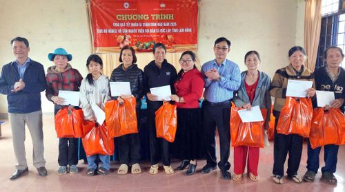 Lãnh đạo Hội Chữ thập đỏ tỉnh tặng quà cho người dân khó khăn tại xã Đức Lập.