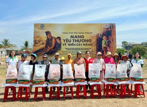 Trao tặng quà cho người dân có hoàn cảnh khó khăn