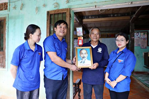 Đoàn viên, thanh niên xã Cát Tiên 2 trao tặng ảnh Bác Hồ cho người dân trong xã