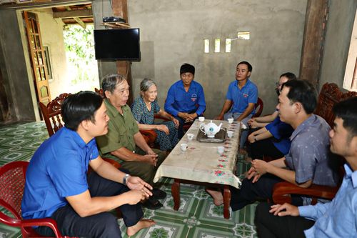 Thông qua những bức ảnh Bác được treo trang trọng trong mỗi gia đình, thế hệ trẻ được lắng nghe nhiều câu chuyện, bài học ý nghĩa về lòng yêu nước, truyền thống cách mạng và đạo lý “Uống nước nhớ nguồn”