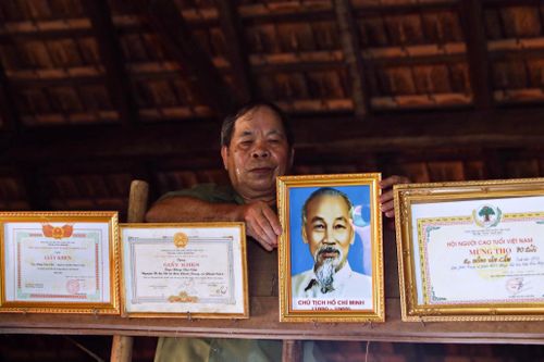 Ảnh Bác Hồ luôn được ông Nông Văn Cắm treo cẩn thận ở nơi trang trọng nhất trong phòng khách của gia đình