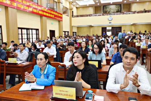 Các đại biểu HĐND các phường, xã tham dự hội nghị tại điểm cầu chính - Hội trường Tỉnh ủy Lâm Đồng