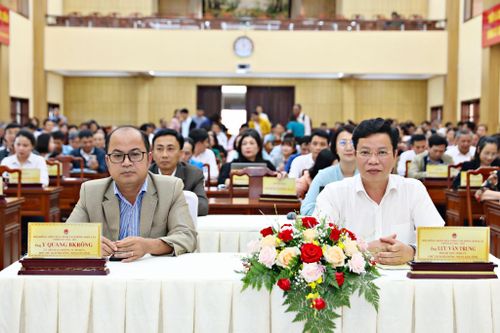 Đồng chí Lưu Văn Trung, Phó Bí thư Tỉnh ủy, Chủ tịch HĐND tỉnh và đồng chí Y Quang BKrông, Ủy viên Ban Thường vụ Tỉnh ủy, Phó Chủ tịch HĐND tỉnh dự hội nghị