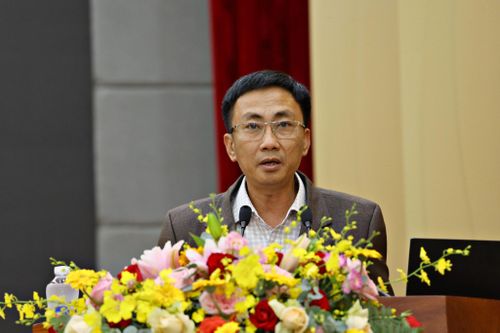 Đồng chí Hoàng Thanh Liêm, Phó Trưởng Ban Pháp chế HĐND tỉnh Lâm Đồng trình bày chuyên đề tại hội nghị