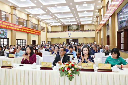Các đồng chí Phó Chủ tịch HĐND tỉnh, trưởng các ban HĐND tham dự hội nghị