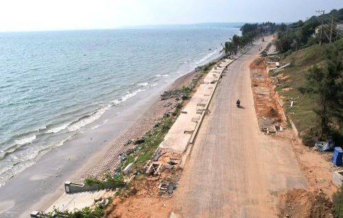 Một đoạn trong dự án Sửa chữa, nâng cấp tuyến đường ven biển Nguyễn Đình Chiểu - Huỳnh Thúc Kháng. Công trình khi hoàn thành sẽ góp phần xây dựng diện mạo đô thị văn minh, hiện đại