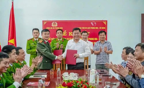 Công an xã Phong Nha và Trung tâm Du lịch Phong Nha-Kẻ Bàng ký kết quy chế phối hợp về công tác bảo đảm an toàn giao thông, an ninh trật tự trong hoạt động du lịch - Ảnh: P.P