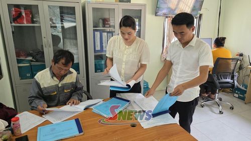 Cán bộ xã Phù Yên kiểm tra các thủ tục về đảm bảo môi trường của Công ty TNHH Hải Hùng.