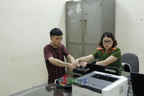 Cán bộ Đội Hướng dẫn đăng ký, quản lý cư trú; cấp, quản lý căn cước thực hiện thu nhận hồ sơ cấp Căn cước công dân.