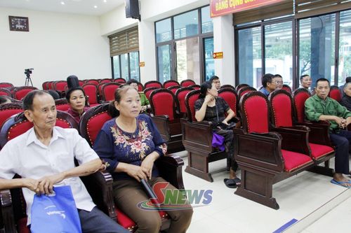 Thân nhân liệt sĩ có mặt tại Hội trường số 53 Tô Hiệu, Công an tỉnh thu nhận mẫu sinh phẩm ADN.