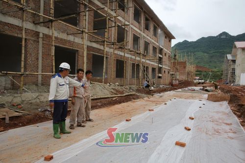 Đơn vị thi công đẩy nhanh tiến độ thi công Trường Phổ thông nội trú liên cấp Tiểu học và THCS Chiềng Sơn.