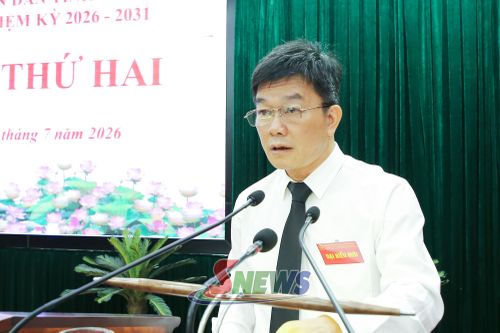 Lãnh đạo Tòa án nhân dân tỉnh báo cáo tại kỳ họp.
