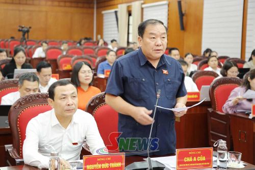 Đồng chí Chá A Của, Phó Bí thư Tỉnh ủy, Chủ tịch Ủy ban MTTQ Việt Nam tỉnh tham gia ý kiến tại kỳ họp.