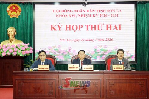 Các đồng chí chủ tọa và điều hành kỳ họp.