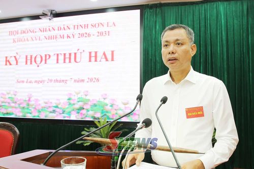 Đồng chí Nguyễn Thành Công, Phó Chủ tịch UBND tỉnh báo cáo tiếp thu, giải trình kiến nghị của các Ban của HĐND tỉnh và các Tổ đại biểu HĐND tỉnh về các dự thảo nghị quyết trình kỳ họp.