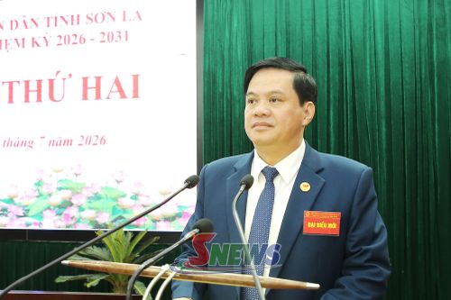Đồng chí Nguyễn Mạnh Hùng, Ủy viên Ban Thường vụ Tỉnh ủy, Phó Chủ tịch Thường trực Ủy ban MTTQ Việt Nam tỉnh, báo cáo tại Kỳ họp.