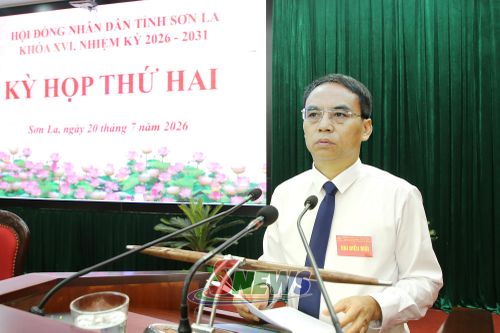 Đồng chí Nguyễn Minh Tiến, Phó Chủ tịch UBND tỉnh báo cáo tiếp thu, giải trình kiến nghị của các Ban của HĐND tỉnh và các Tổ đại biểu HĐND tỉnh về các dự thảo nghị quyết trình kỳ họp.