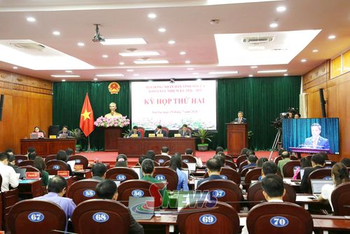 Đồng chí Nguyễn Đình Việt, Phó Bí thư Tỉnh ủy, Chủ tịch UBND tỉnh báo cáo tại Kỳ họp.