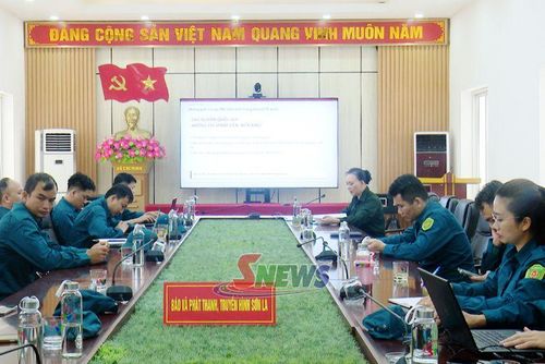 Cán bộ, chiến sĩ tự vệ tham gia huấn luyện chính trị, pháp luật.