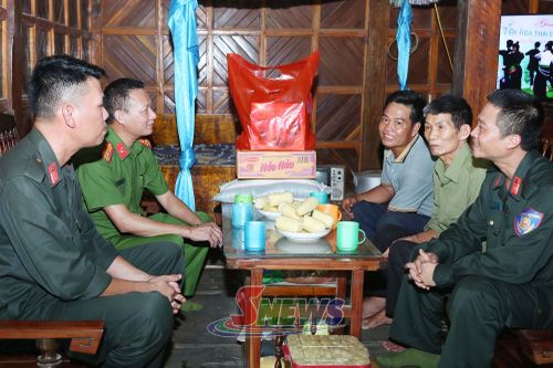 Ban chỉ huyTiểu đoàn 2, Trung đoàn CSCĐ số 2 thăm hỏi, động viên gia đình chính sách, người có công với cách mạng tại bản Lúa, xã Mường Hung.