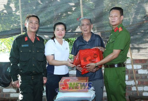 Ban chỉ huyTiểu đoàn 2, Trung đoàn CSCĐ số 2 thăm hỏi, tặng quà thương binh Cà Văn Sam, bản Lúa, xã Mường Hung.