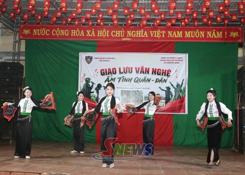 Giao lưu văn nghệ "Ấm tình quân - dân " tại xã Mường Hung.