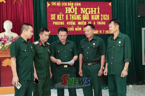 Chủ tịch Hội CCB xã Mường Bú trao đổi với hội viên.