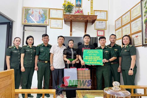Ban Chỉ huy Bộ đội Biên phòng tỉnh chuyển trao 80 triệu đồng kinh phí sửa chữa, xây dựng ngôi nhà thân nhân liệt sĩ, Anh hùng Lực lượng vũ trang Lù Công Thắng.