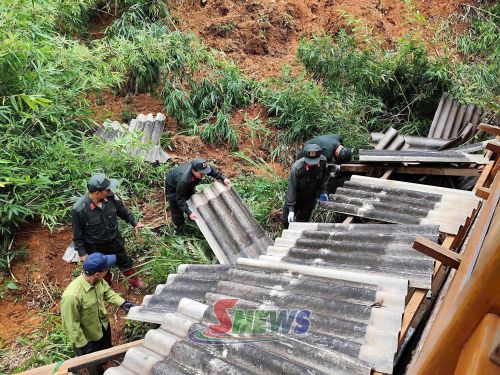 Hỗ trợ nhân dân bản Đông Xuông tháo dỡ nhà ở.