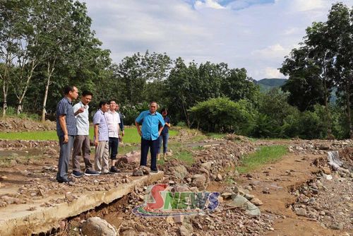 Đoàn đi nắm tình hình các tuyến đường liên lô cao su bị xói mòn.