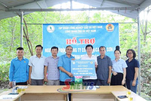 Đại diện Công đoàn Cao su Việt Nam trao hỗ trợ cho Công ty Cổ phần Cao su Sơn La và người lao động.