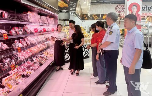 Đoàn kiểm tra liên ngành của tỉnh Thái Nguyên kiểm tra công tác đảm bảo an toàn vệ sinh thực phẩm tại Siêu thị Go Thái Nguyên.