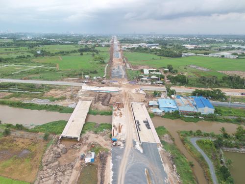 Gói thầu XL6 bao gồm nhiều hạng mục quan trọng như tuyến chính cao tốc, hai tuyến đường song hành, các cầu vượt sông, rạch, cầu vượt trên tuyến cao tốc, hầm chui tại Tỉnh lộ 15 và hệ thống cống hộp ngang đường.