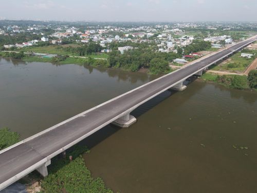 Với tổng mức đầu tư gần 75.400 tỷ đồng, dự án Vành đai 3 TP.HCM được xem là trục giao thông chiến lược của vùng kinh tế trọng điểm phía Nam. Khi hoàn thành, tuyến đường sẽ góp phần giảm áp lực giao thông khu vực nội đô, rút ngắn thời gian vận chuyển hàng hóa và tạo động lực phát triển các đô thị, khu công nghiệp dọc hành lang kinh tế. (Trong ảnh, cầu Bình Gởi - một trong những hạng mục có tiến độ thi công nhanh của dự án Vành đai 3 TP.HCM, đoạn qua địa bàn tỉnh Bình Dương cũ).