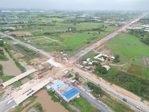 Gói thầu XL6 thuộc dự án đường Vành đai 3 TP.HCM đi qua địa bàn huyện Củ Chi cũ, có điểm đầu tiếp giáp gói thầu cầu Bình Gởi và điểm cuối kết nối với gói thầu XL7. Gói thầu được khởi công ngày 29/6/2023, có chiều dài 6,07km, với tổng giá trị khoảng 2.200 tỷ đồng.